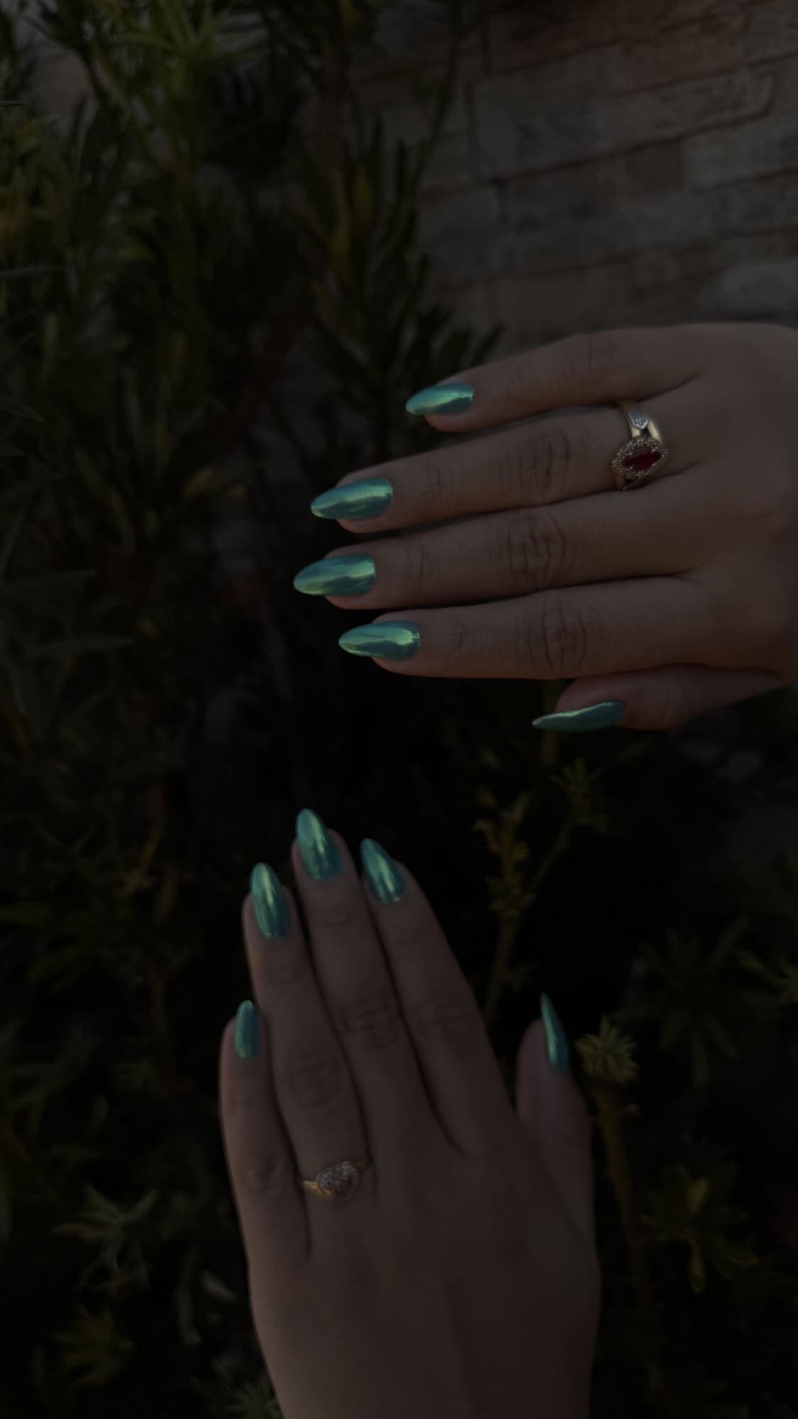 Unhas em tom nude com francesinha branca